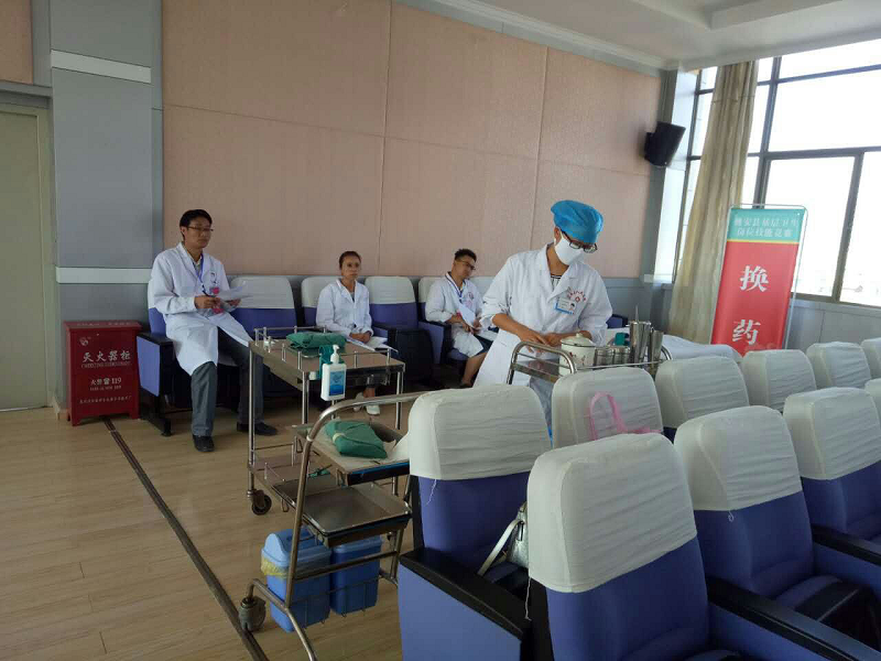 钱学芬主管护师在"社区护理"组比赛中.