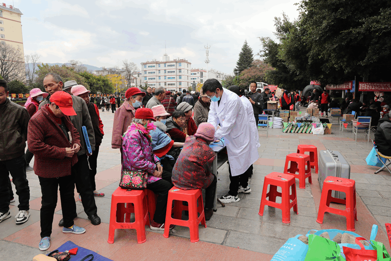 为移民群众义诊 为移民群众义诊