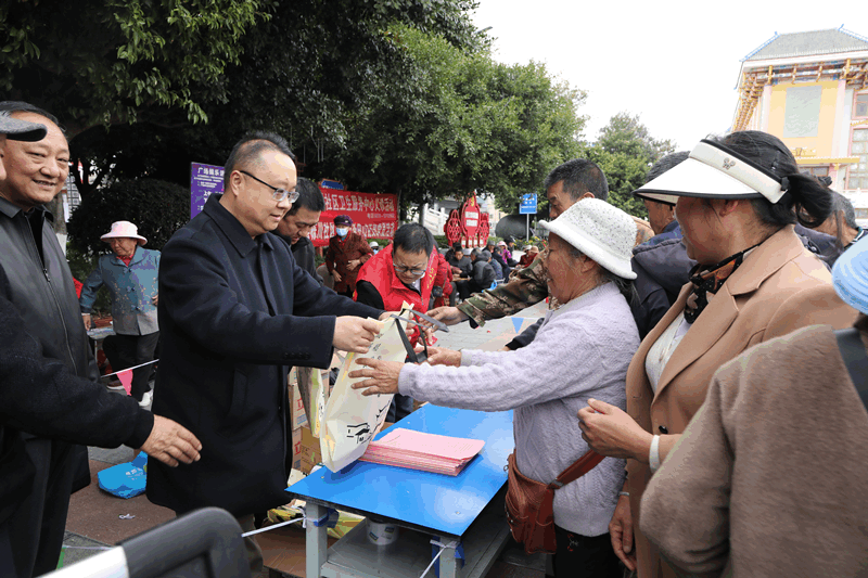 发放移民政策宣传资料